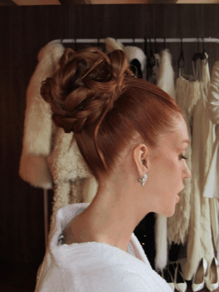 Por trás do coque impecável de Marina Ruy Barbosa, teve estratégia: o hairstylist Ricardo revelou o truque usado para controlar o frizz e manter o brilho - Créditos: Truss