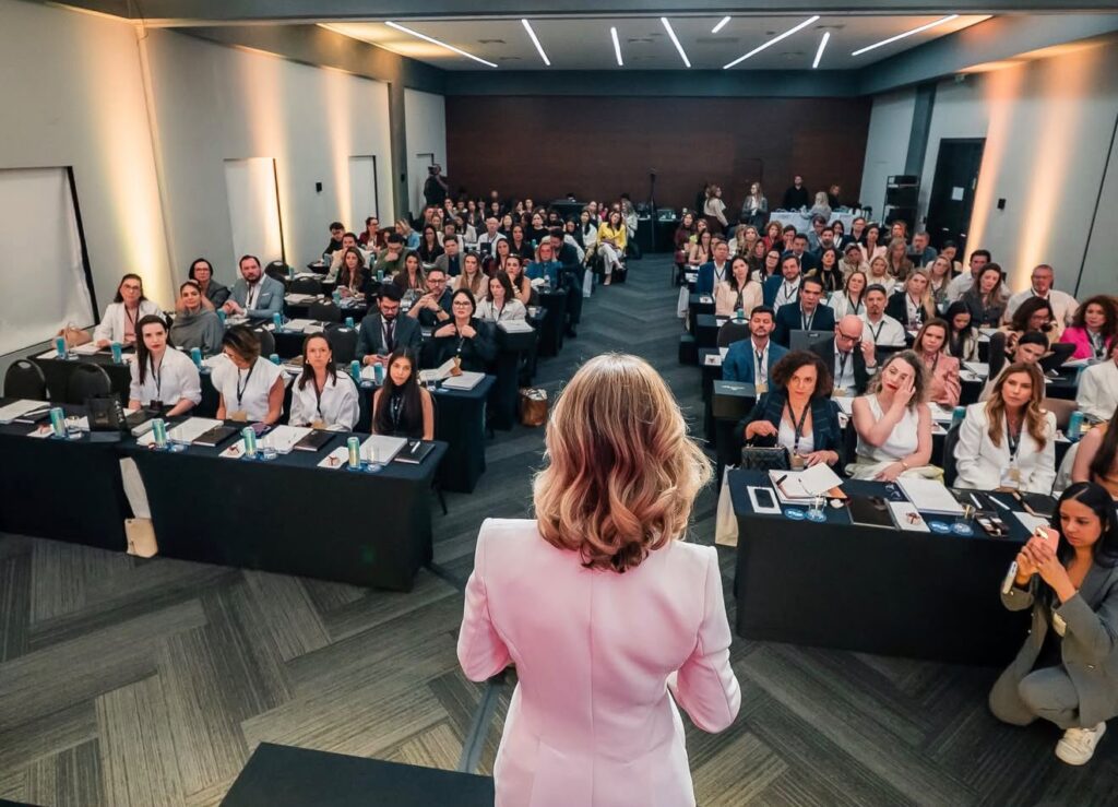 Para Gládia Bernardi, mármore, tecnologia e endereço nobre já não bastam para definir uma clínica de alto padrão. O novo luxo está na jornada completa do paciente.
