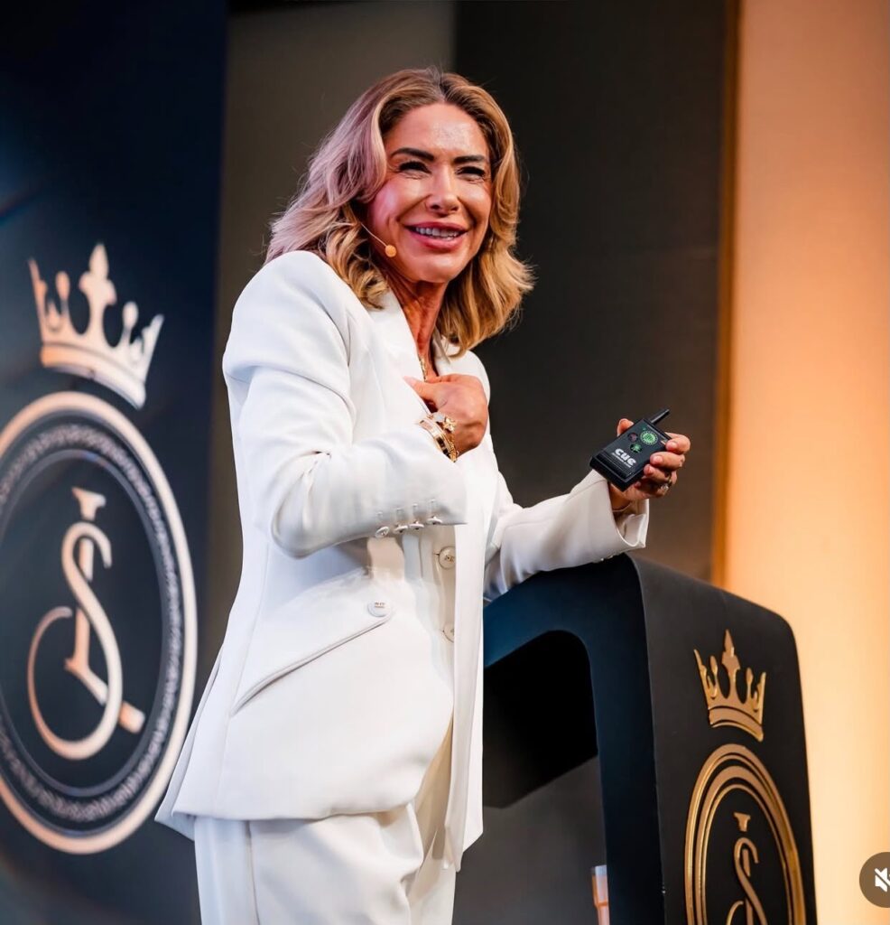 À frente do Instituto Saúde de Luxo, Gládia Bernardi defende que uma clínica premium precisa entregar mais do que estrutura sofisticada: a experiência deve começar antes mesmo da consulta.