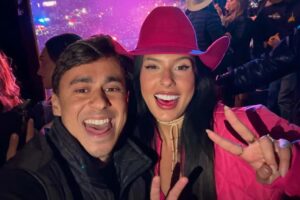 Ana Castela posou ao lado de Nikolas Ferreira durante a Festa do Peão de Barretos