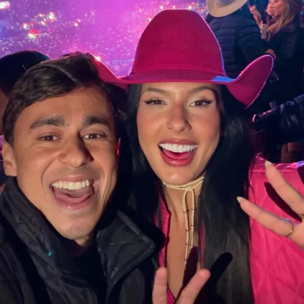 Ana Castela posou ao lado de Nikolas Ferreira durante a Festa do Peão de Barretos