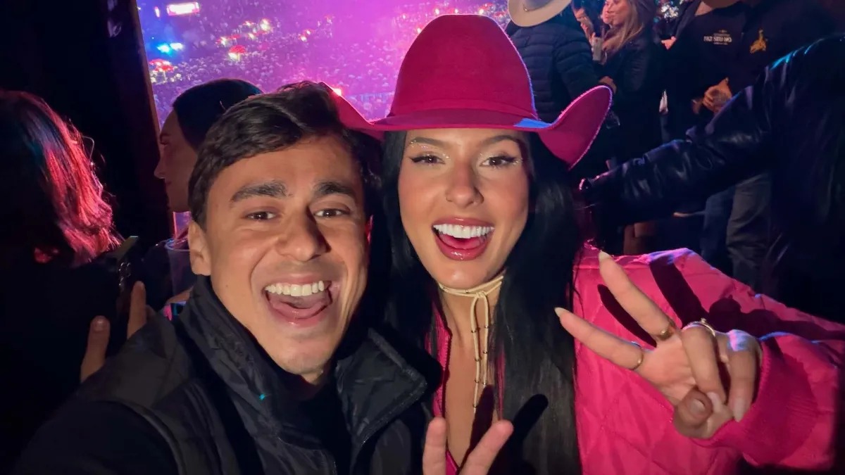 Ana Castela posou ao lado de Nikolas Ferreira durante a Festa do Peão de Barretos
