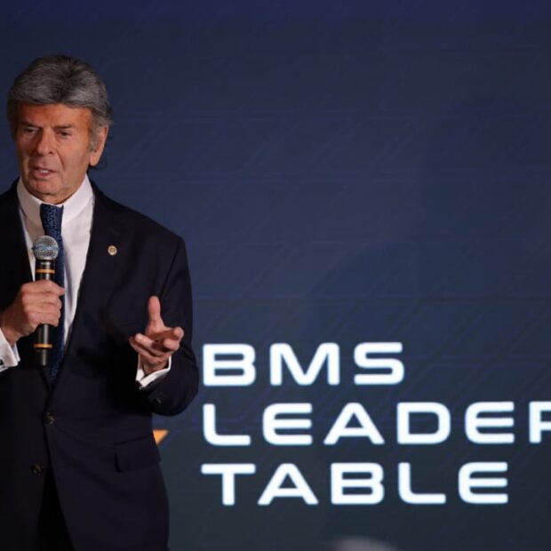 Na noite de 20 de agosto, o evento BMS Leaders Table reuniu tributaristas e empresários para debater segurança jurídica e os rumos do contencioso fiscal no país. A abertura da programação contou com palestra do ministro do Supremo Tribunal Federal, Luís Fux, que analisou a estabilidade de precedentes e a modulação de efeitos na gestão de riscos operacionais. Durante o encontro, o advogado Lucas Barbosa Oliveira apresentou a Iter, empresa criada para aplicar inteligência artificial ao acompanhamento processual, cruzamento de jurisprudências e elaboração de minutas técnicas, oferecendo resposta ao elevado volume de disputas que tramitam no sistema de Justiça brasileiro.
