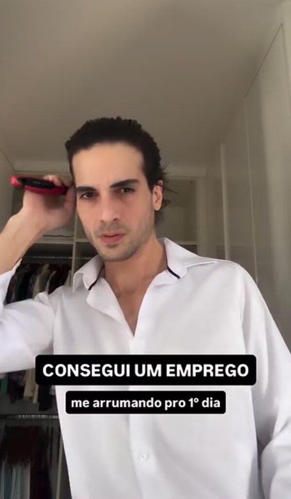 Fiuk adotou cabelo penteado para trás e se chamou de “empresário CLT”