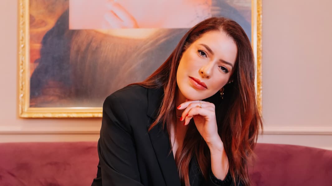 Just Paulinha: a brasileira que criou um mercado que não existia e hoje inspira mulheres no Brasil e nos Estados Unidos De vendedora ambulante na zona leste de São Paulo a criadora da estética auricular, a empresária formou mais de 5 mil profissionais, abre sua segunda unidade na capital paulista e ganha projeção internacional ao integrar o elenco de um dos maiores realities da televisão americana Existem empresárias que encontram um mercado promissor e o ocupam com competência. E existem aquelas que olham para um espaço vazio e enxergam um setor inteiro que ainda não existe. Paula Barbosa, conhecida internacionalmente como Just Paulinha, pertence à segunda categoria. Há mais de duas décadas, quando o piercing ainda era visto no Brasil como um universo masculino, marginal e sem refinamento, ela decidiu que aquele mercado poderia ser outra coisa: luxo, saúde, autoestima e joalheria. Criou, na prática, um nicho que não existia nem no Brasil nem no mundo, a estética auricular.