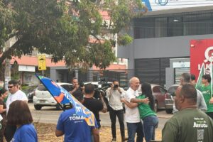Arruda chega para carreata no Núcleo Bandeirante.