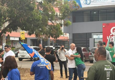 Arruda chega para carreata no Núcleo Bandeirante.