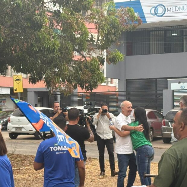 Arruda chega para carreata no Núcleo Bandeirante.