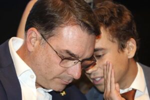 Nikolas Ferreira e Flávio Bolsonaro se tornaram centro de uma disputa por espaço dentro da direita