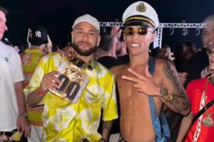 Neymar recebeu de Buzeira um colar avaliado em cerca de R$ 2 milhões