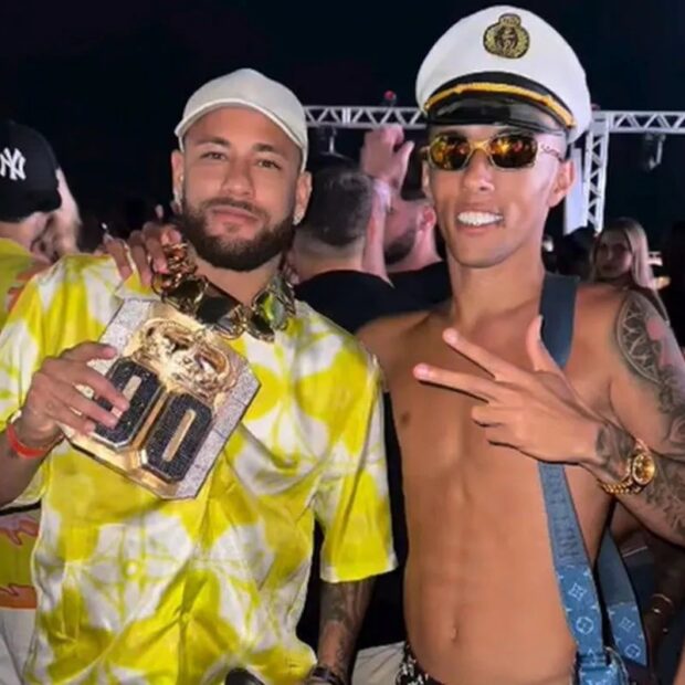 Neymar recebeu de Buzeira um colar avaliado em cerca de R$ 2 milhões
