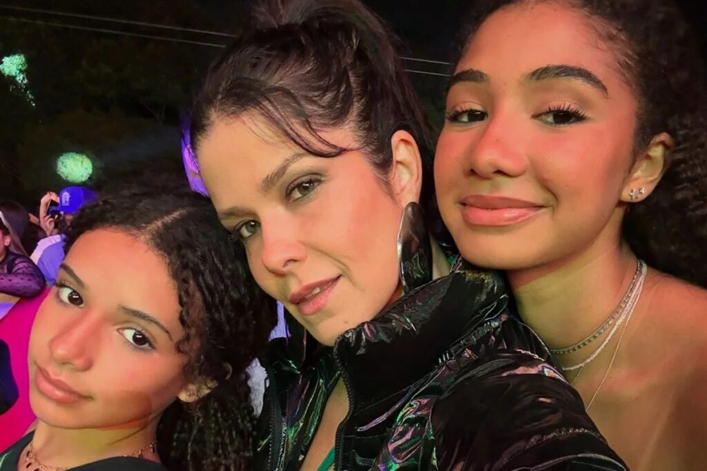 Samara é mãe de Alícia, de 17 anos, e Lara, de 13