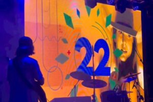 Telão de show de Ana Castela exibiu contagem que começava com 22 e trocava o 13 por “12+1” em 2022