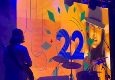 Telão de show de Ana Castela exibiu contagem que começava com 22 e trocava o 13 por “12+1” em 2022
