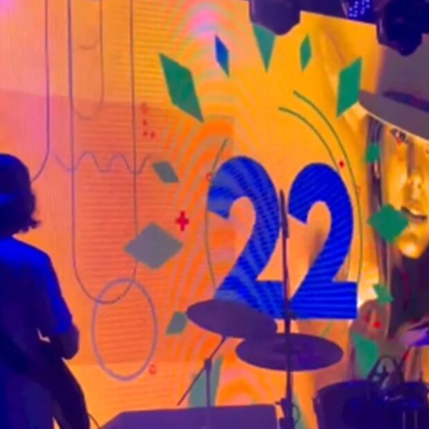 Telão de show de Ana Castela exibiu contagem que começava com 22 e trocava o 13 por “12+1” em 2022