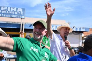 José Roberto Arruda e Luiz Pitiman em carro aberto durante carreata na Cidade Estrutural. Foto: Divulgação