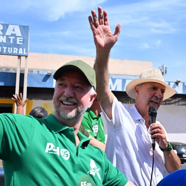 José Roberto Arruda e Luiz Pitiman em carro aberto durante carreata na Cidade Estrutural. Foto: Divulgação