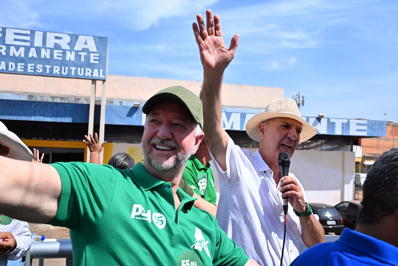 José Roberto Arruda e Luiz Pitiman em carro aberto durante carreata na Cidade Estrutural. Foto: Divulgação