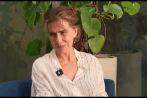 Maitê Proença chamou Ney Latorraca de “meu irmão” e revelou os bastidores divertidos das gravações ao lado do ator.