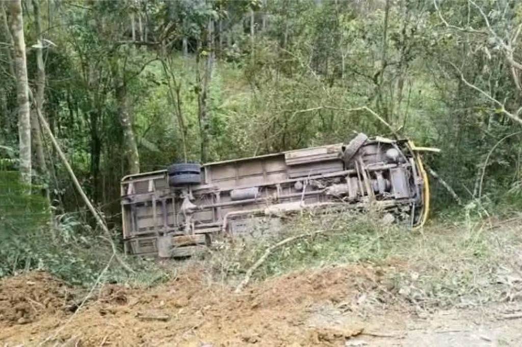 onibus escolar cai ribanceira