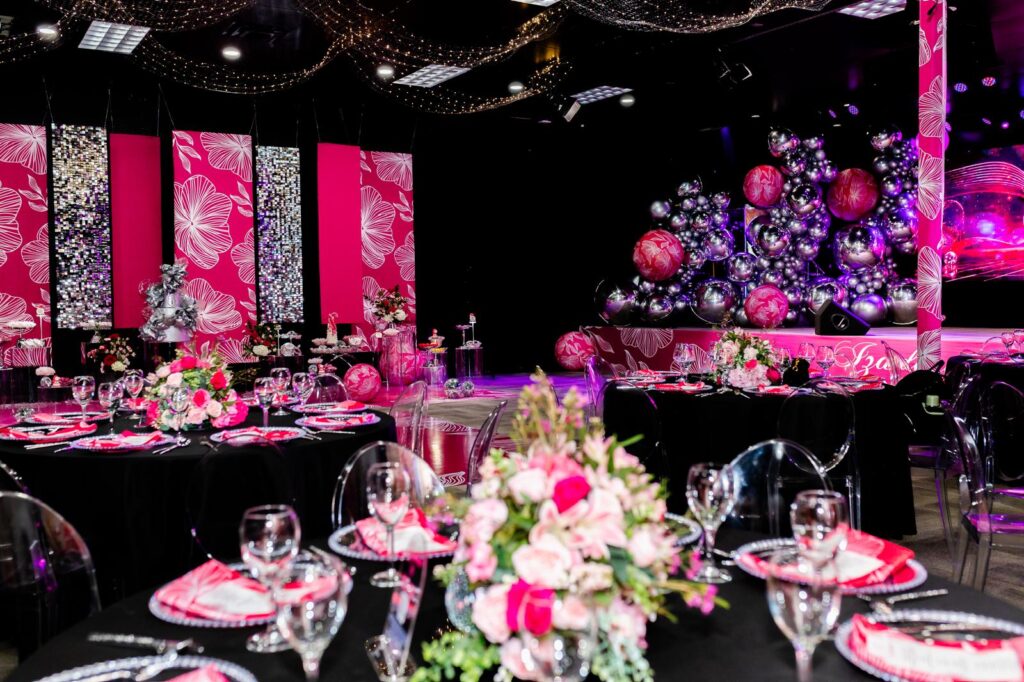 Mesas decoradas e atenção aos detalhes ajudaram a criar uma celebração marcante.