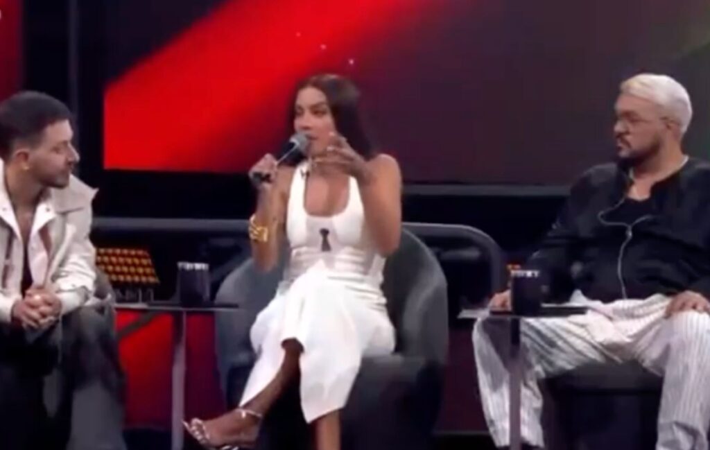 Teve crítica técnica, conselho aos participantes e até brincadeira com ebó e nome na boca do sapo. Anitta simplesmente tomou conta da estreia de Estrela da Casa.