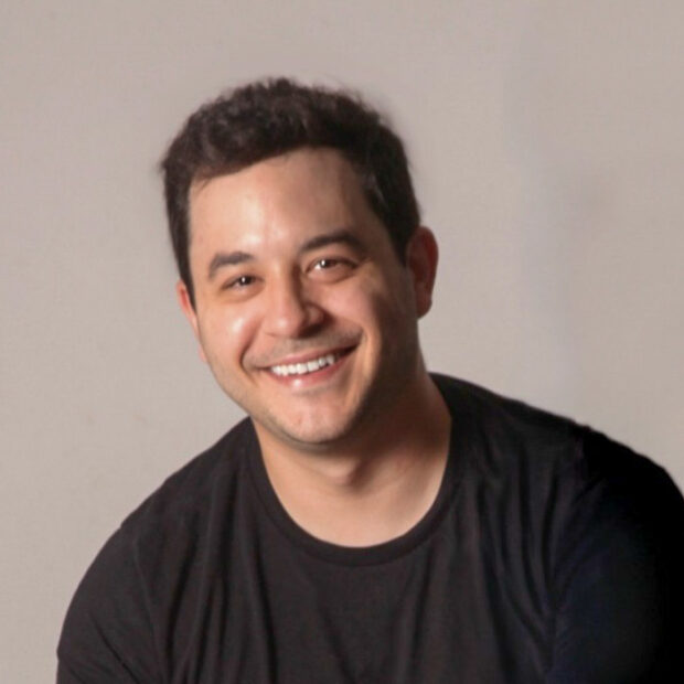 Caio Paiola assume conselho da Domlexia para aplicar inteligência artificial O executivo de tecnologia Caio Paiola integra o conselho da Domlexia para impulsionar projetos voltados à aprendizagem infantil O executivo de tecnologia Caio Paiola assumiu uma cadeira no conselho administrativo da Domlexia, organização brasileira voltada ao apoio de crianças com dislexia e outras neurodivergências. Aos 34 anos, o profissional direciona sua experiência acumulada em negócios de software para liderar iniciativas digitais da entidade. A principal frente em desenvolvimento visa utilizar inteligência artificial nas salas de aula para auxiliar professores na identificação precoce de sinais de dificuldades de aprendizagem durante os primeiros anos escolares. A movimentação ocorre após o encerramento do Pinball Space, empreendimento fundado por ele em Florianópolis que alcançou o topo das atrações do TripAdvisor na cidade.
