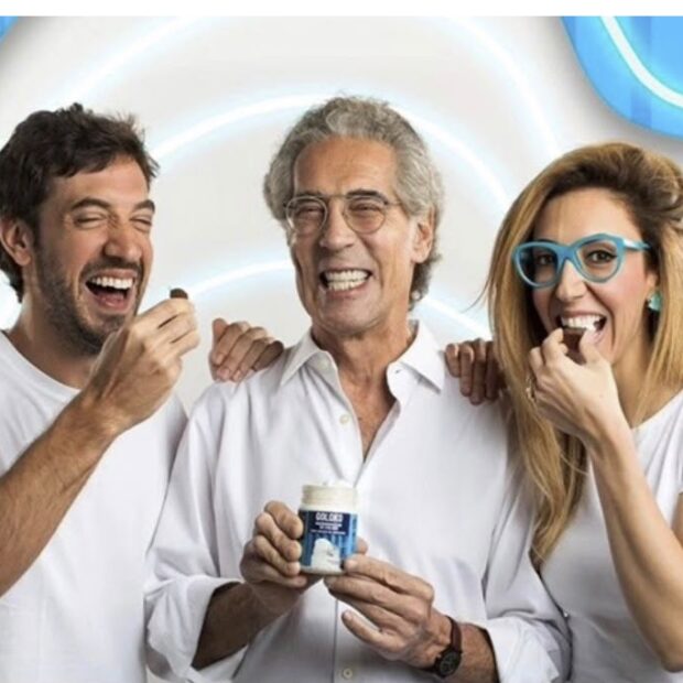 GoldKo lança novos cremes saudáveis e expande mercado de sobremesas O executivo Gregory Kopenhagen Goldfinger, CEO e cofundador da GoldKo, analisa a expansão de cremes sem açúcar nacional A fabricante de chocolates saudáveis GoldKo expandiu sua linha de potes com o lançamento dos cremes de pistache e amendoim sem adição de açúcares para todo o mercado nacional em 2026. Fundada pelos executivos Gregory Kopenhagen Goldfinger e Chaim Kopenhagen Goldfinger, a marca amplia sua presença na categoria de cremes de colher apostando na versatilidade de consumo e em fórmulas sem sabor residual de adoçantes. A novidade responde à crescente busca por opções equilibradas no varejo alimentar brasileiro, unindo inovação em sabores a produtos prontos para consumo puro ou como acompanhamento em receitas.