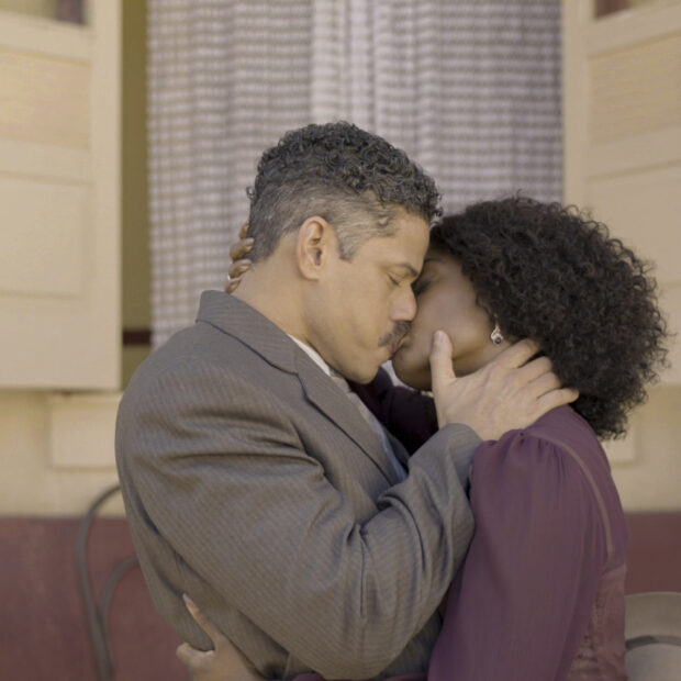 O beijo finalmente vem! Onildo (Paulo Lessa) abre o coração para Niara (Erika Januza) e deixa a rainha completamente abalada - Reprodução Globo