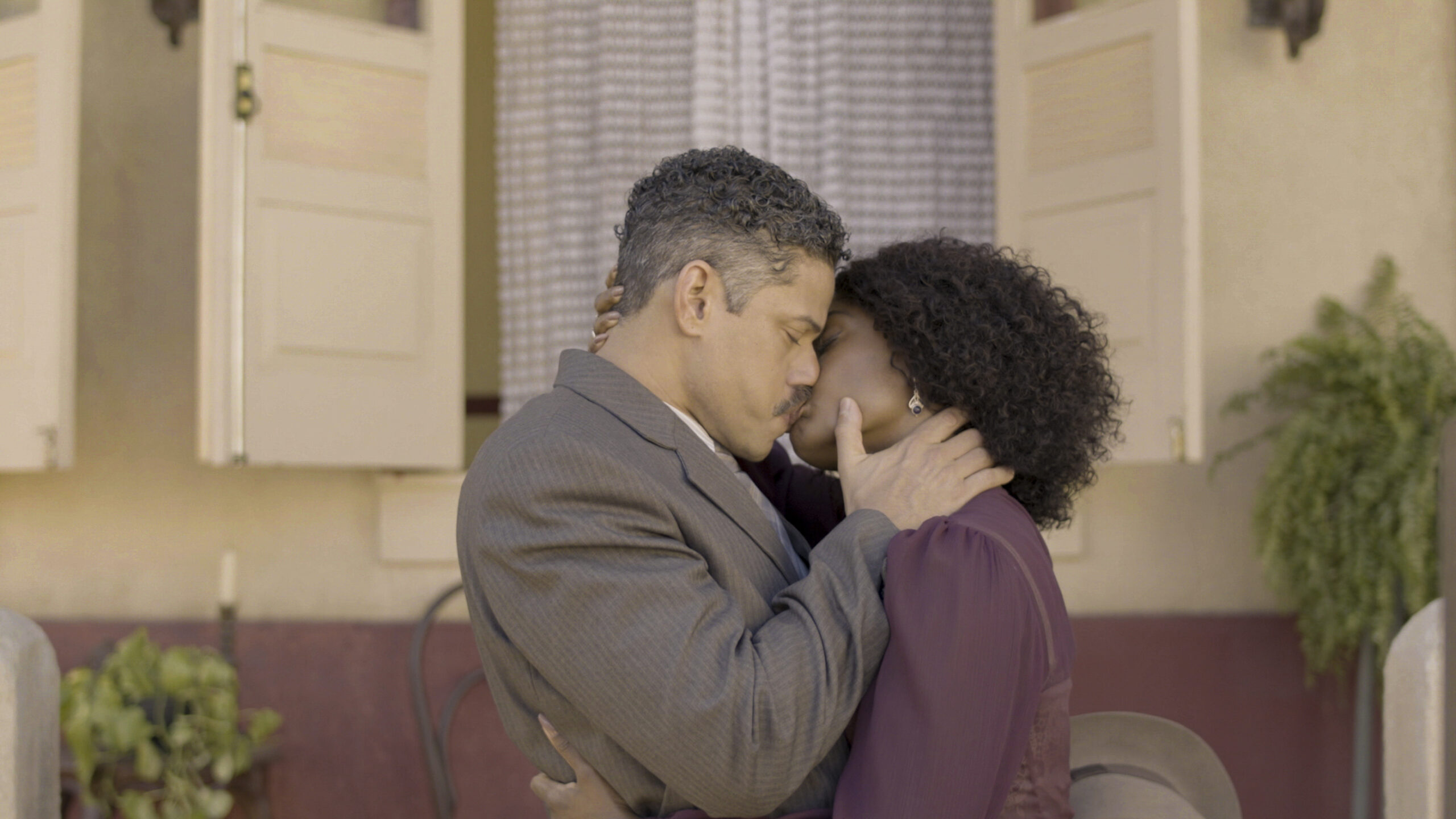 O beijo finalmente vem! Onildo (Paulo Lessa) abre o coração para Niara (Erika Januza) e deixa a rainha completamente abalada - Reprodução Globo