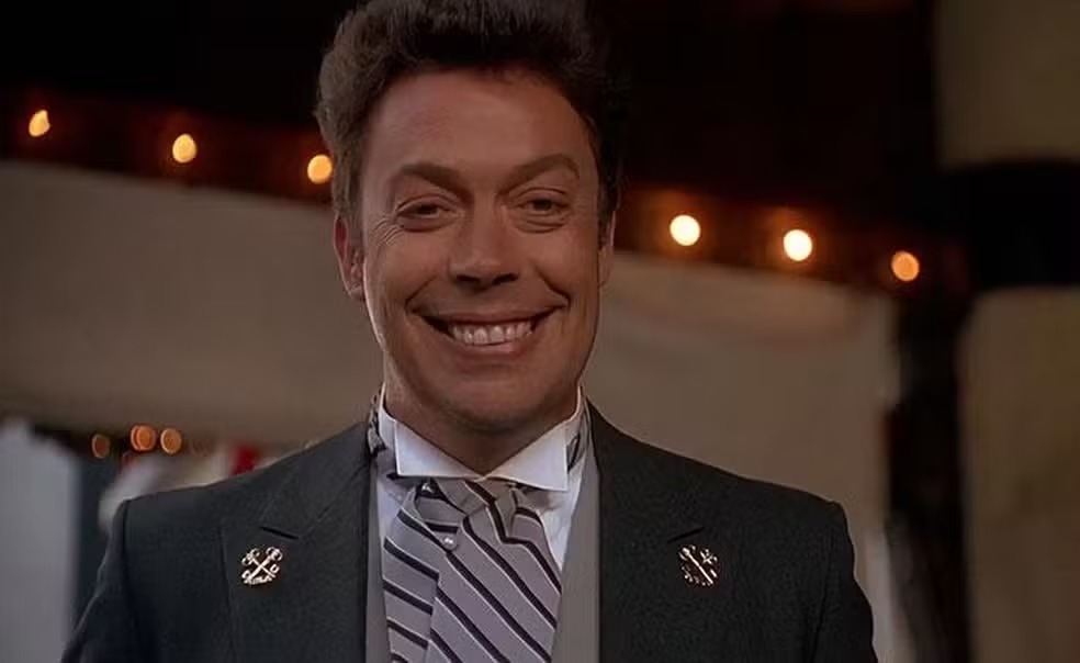 Em Esqueceram de Mim 2, Tim Curry viveu o gerente do Plaza Hotel que tentava desmascarar Kevin McCallister em Nova York.