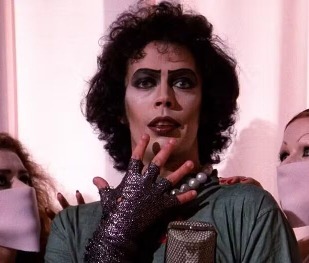 Tim Curry morreu aos 80 anos. Ator marcou gerações em The Rocky Horror Picture Show, It e Esqueceram de Mim 2.