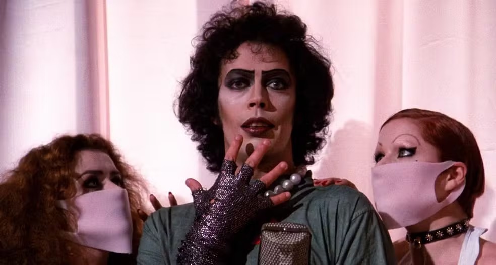 Tim Curry morreu aos 80 anos. Ator marcou gerações em The Rocky Horror Picture Show, It e Esqueceram de Mim 2.