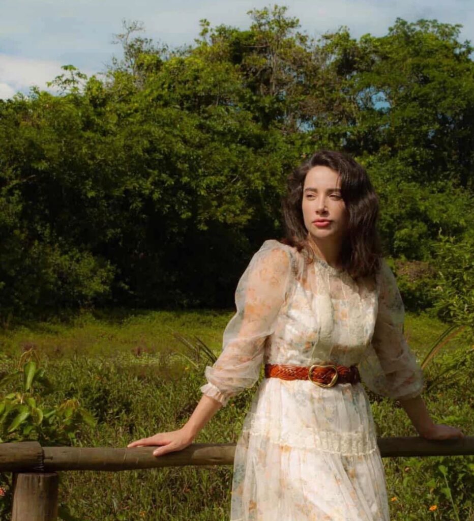 Entre pop, elementos eletrônicos e referências brasileiras, Manola apresenta uma fase mais vulnerável e consciente em “THE PRIZE”.