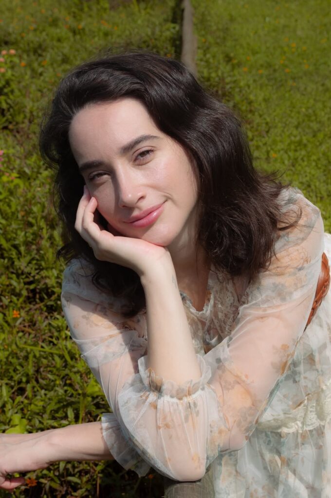 Entre pop, elementos eletrônicos e referências brasileiras, Manola apresenta uma fase mais vulnerável e consciente em “THE PRIZE”.
