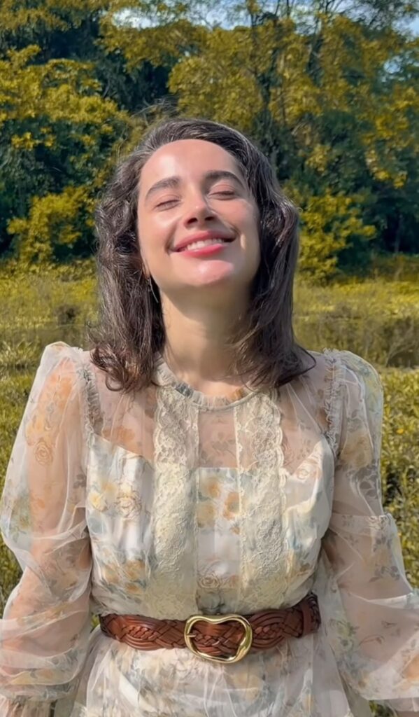 “Depois dos 30, eu tô buscando onde eu tô errada”, conta Manola ao explicar a mudança de perspectiva que atravessa seu novo álbum.