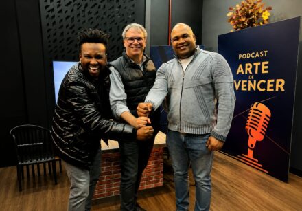 João Costa e Thiago Simpatia debatem racismo e representatividade profissional no podcast “Arte de Vencer” Apresentado pelo empresário Claudio Gonçalves, o programa reúne os jornalistas João Costa e Thiago Simpatia para discutir diversidade corporativa O empresário e apresentador Claudio Gonçalves reuniu o jornalista, colunista internacional e assessor de comunicação do Grupo JA, João Costa, e o jornalista, escritor e Head de Marketing da empresa, Thiago Simpatia, no programa Arte de Vencer para debater racismo, representatividade, educação e liderança. O encontro promoveu uma discussão aprofundada sobre como trajetórias profissionais construídas sob desafios parecidos produzem perspectivas complementares no combate ao preconceito racial no Brasil. A iniciativa busca dar visibilidade a referências negras em posições de destaque no mercado.