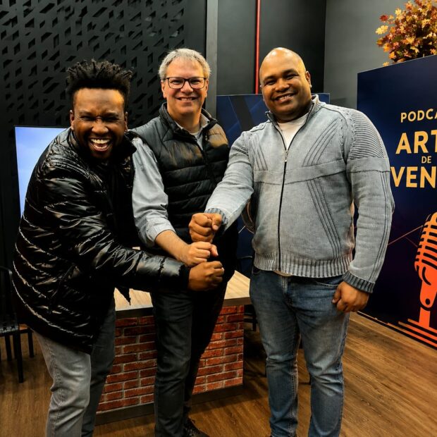 João Costa e Thiago Simpatia debatem racismo e representatividade profissional no podcast “Arte de Vencer” Apresentado pelo empresário Claudio Gonçalves, o programa reúne os jornalistas João Costa e Thiago Simpatia para discutir diversidade corporativa O empresário e apresentador Claudio Gonçalves reuniu o jornalista, colunista internacional e assessor de comunicação do Grupo JA, João Costa, e o jornalista, escritor e Head de Marketing da empresa, Thiago Simpatia, no programa Arte de Vencer para debater racismo, representatividade, educação e liderança. O encontro promoveu uma discussão aprofundada sobre como trajetórias profissionais construídas sob desafios parecidos produzem perspectivas complementares no combate ao preconceito racial no Brasil. A iniciativa busca dar visibilidade a referências negras em posições de destaque no mercado.