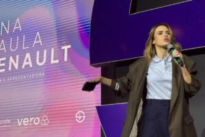 Ana Paula Renault aproveitou sua passagem pelo Startup Summit 2026 para brincar com quem questionou sua presença no evento: “Coach, não, tá?”.