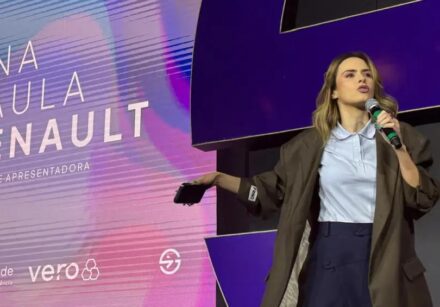 Ana Paula Renault aproveitou sua passagem pelo Startup Summit 2026 para brincar com quem questionou sua presença no evento: “Coach, não, tá?”.