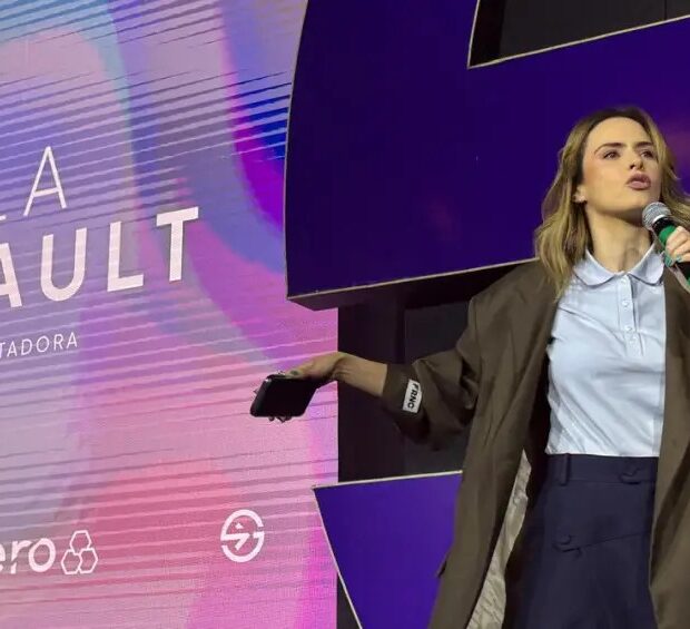 Ana Paula Renault aproveitou sua passagem pelo Startup Summit 2026 para brincar com quem questionou sua presença no evento: “Coach, não, tá?”.