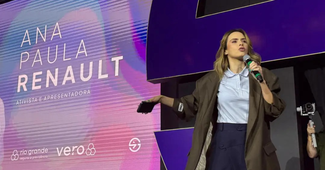 Ana Paula Renault aproveitou sua passagem pelo Startup Summit 2026 para brincar com quem questionou sua presença no evento: “Coach, não, tá?”.