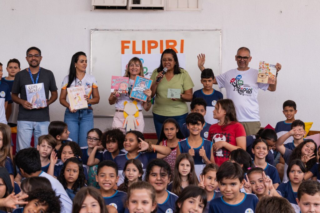 entrega de livros marca a passagem da flipiri pelas escolas públicas de pirenópolis cred miguel armond
