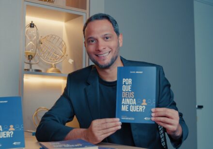Daniel Brunet lança o livro Por Que Deus Ainda Me Quer? em Alphaville. Obra da Flecha Books aborda culpa, superação e restauração humana. Confira.