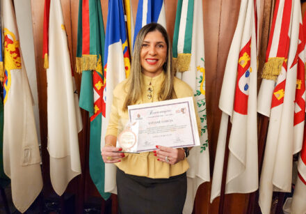 Dra. Tatiane Garcia é homenageada em solenidade na capital paulista A advogada especialista Dra. Tatiane Garcia foi homenageada pelo Movimento Vozes Mulheres na Câmara Municipal de São Paulo