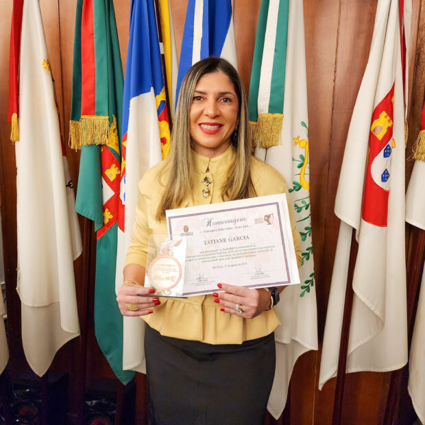 Dra. Tatiane Garcia é homenageada em solenidade na capital paulista A advogada especialista Dra. Tatiane Garcia foi homenageada pelo Movimento Vozes Mulheres na Câmara Municipal de São Paulo