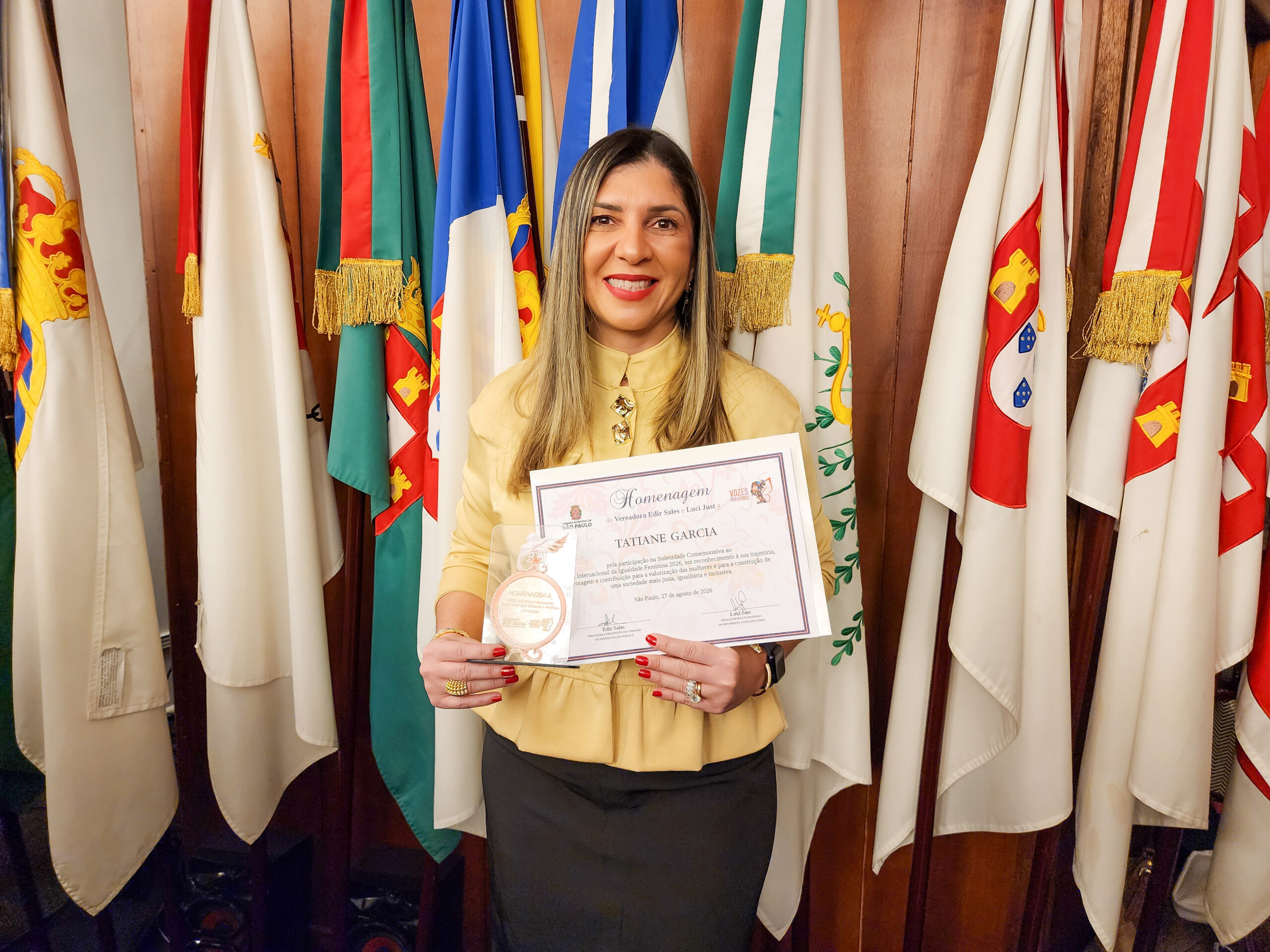 Dra. Tatiane Garcia é homenageada em solenidade na capital paulista A advogada especialista Dra. Tatiane Garcia foi homenageada pelo Movimento Vozes Mulheres na Câmara Municipal de São Paulo