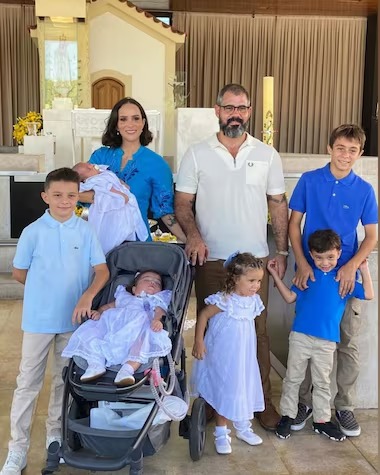 Juliano Cazarré e Letícia são pais de seis filhos
