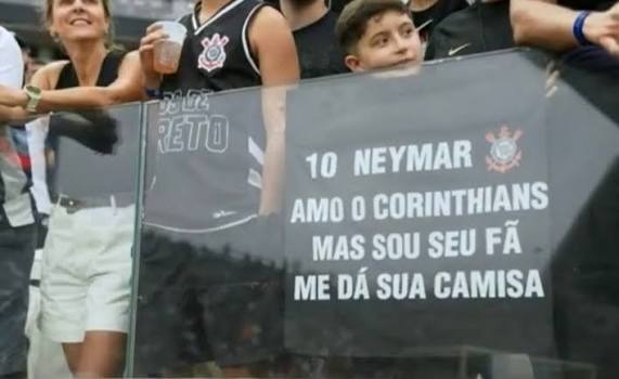 Neymar afirmou que respeita o Corinthians e quis presentear a criança por reconhecer sua admiração pelo futebol