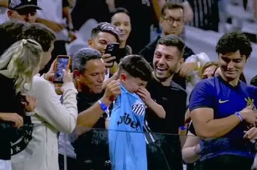 O garoto precisou deixar o estádio escoltado após ser hostilizado por parte dos torcedores presentes
